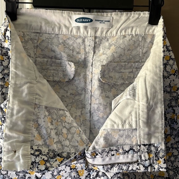 Old Navy Floral Print Women Shorts - Black, White, Yellow - Picture 1 of 5